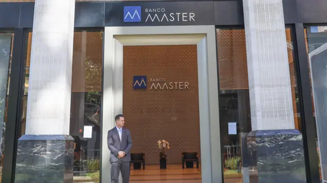 Fachada do Banco Master.