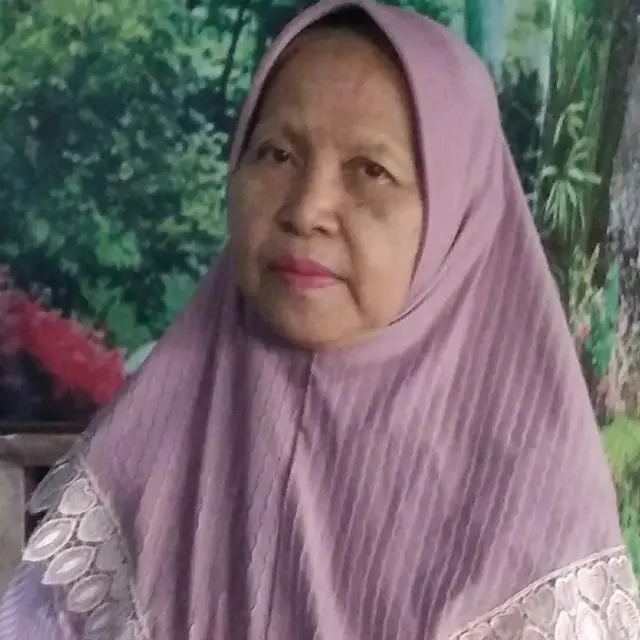 Siti Komariyah (64) merupakan pedagang rempah-rempah kering di Pasar Blambangan, Banyuwangi yang tinggal bersama putranya, Daniel (32).