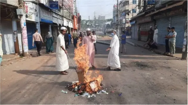 হেফাজতে ইসলামের ডাকা গত ২৮শে মার্চে হরতালে ব্রাহ্মণবাড়িয়ায় রাস্তায় আগুন জ্বালিয়ে অবরোধ করে হরতাল সমর্থকরা