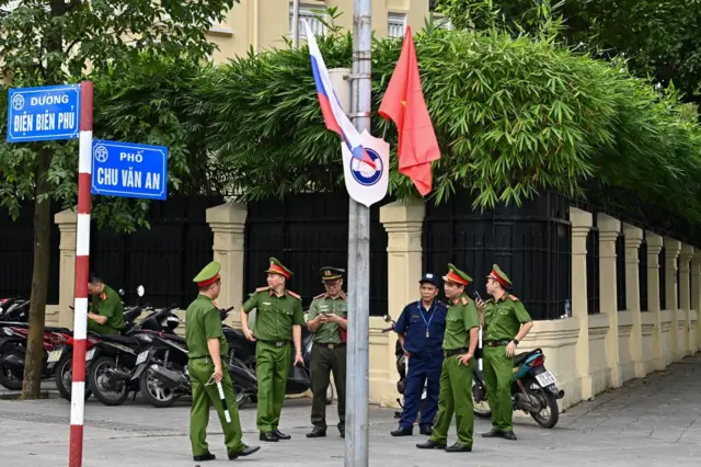 Những thay đổi này diễn ra trong bối cảnh bỏ công an cấp huyện và Bộ Công an cũng luôn tuyên bố rằng cơ quan cảnh sát điều tra của mình chỉ còn hai cấp. Những thay đổi này diễn ra trong bối cảnh bỏ công an cấp huyện và Bộ Công an cũng luôn tuyên bố rằng cơ quan cảnh sát điều tra của mình chỉ còn hai cấp.