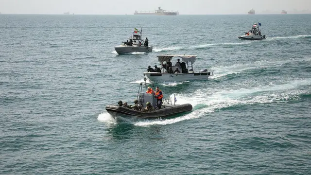 2026 年 2 月 19 日，在伊朗霍尔木兹甘省霍尔木兹海峡附近的阿巴斯港举行的联合海军演习中，伊朗与俄罗斯海军舰艇编队开展了模拟营救被劫持船只的演练。