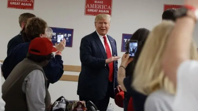 Donald Trump posa para fotos