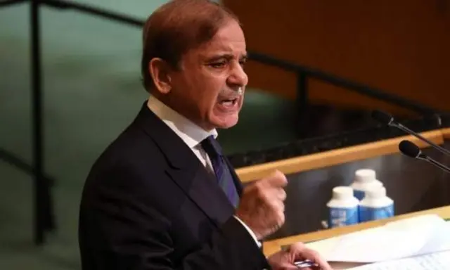 পার্লামেন্টে বক্তব্য রাখার সময় বিরোধীদের তোপের মুখে পড়েন শাহবাজ শরিফ