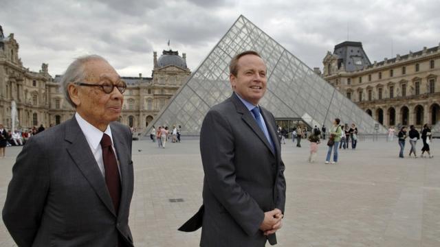 Ieoh Ming Pei (left) and the French Culture Minister Renaud Donnedieu de Vabres (right) walk in the Napoleon courtyard of the Louvre museum