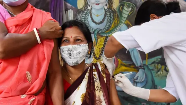 Femme se faisant vacciner