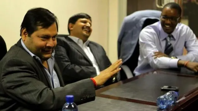 Mtoto wa Jacob Zuma, Duduzane Zuma (pichani kulia) alikuwa akifanya kazi kwa ndugu wa Gupta