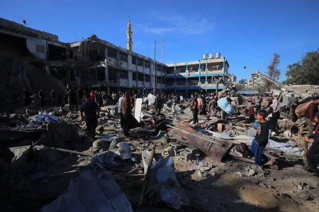 د اسرائیلو بمبارۍ د غزې په تړانګه کې د بې ځایه شویو خلکو د سرپناه لپاره د ملګرو ملتونو څو ښوونځي ویجاړ کړل.