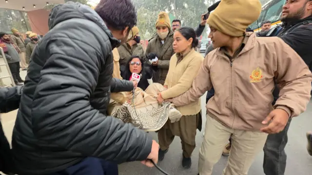 তৃণমূল কংগ্রেসের সংসদ সদস্য মহুয়া মৈত্রকে টেনে নিয়ে যাচ্ছে দিল্লি পুলিশ