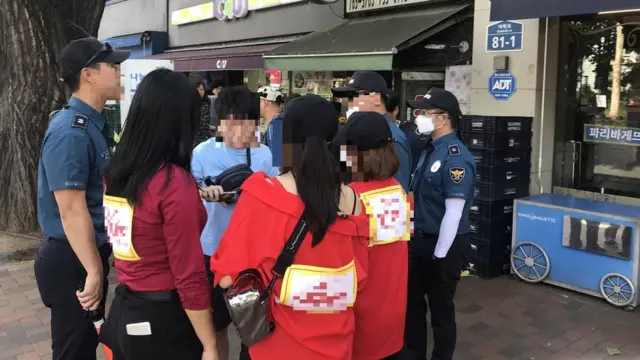 현장에서 시위측이 요청에 따라 남성 시민의 휴대폰을 검사하는 모습도 보였다