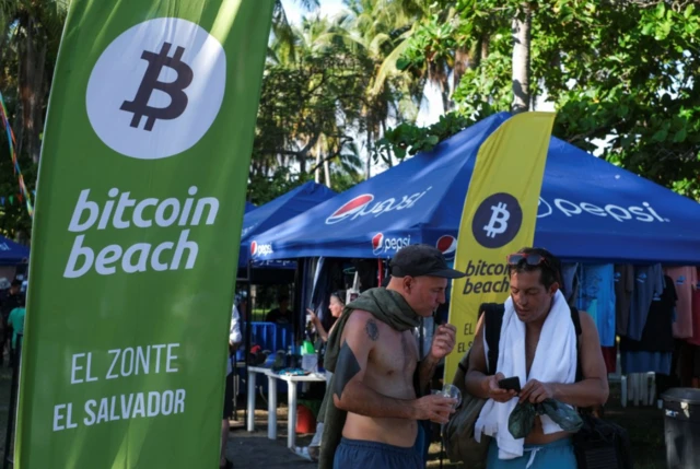 La gente se reúne en un mercado durante una reunión entre usuarios locales de Bitcoin y extranjeros en la clausura de Adoptando Bitcoin - A Lightning Summit, en la playa El Zonte, en Chiltiupan, El Salvador, el 9 de noviembre de 2023.REUTERS/Jose Cabezas
