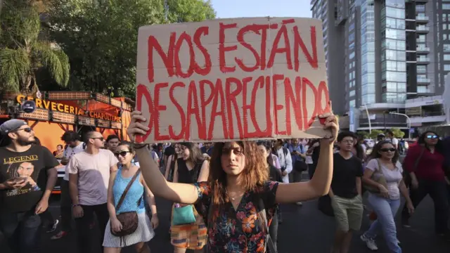 Manifestante com cartazvai bet palpites gratisGuadalajara