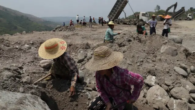 ဝေခါမှော်ထဲ ကျောက်ရှာနေကြတဲ့ အမျိုးသမီး ရေမဆေးသမားတချို့