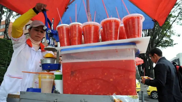 Vendedora de jugos en una calle de Bogotá.