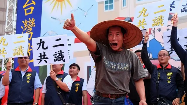 นักเคลื่อนไหวสนับสนุนการรวมชาติชูป้ายที่เขียนว่า 'ฉันทามติ 92' ระหว่างการประท้วงด้านนอกสำนักงานใหญ่ของพรรคประชาธิปไตยก้าวหน้าซึ่งเป็นพรรครัฐบาลของไต้หวัน เมื่อวันที่ 18 พ.ค. 2016