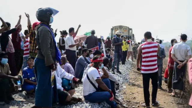 အာဏာဖီဆန်မှုကြောင့် အလုပ်ထုတ်တာ၊ ဝရမ်းထုတ် ဖမ်းဆီးတာတွေလည်း တဖက်မှာ ရင်ဆိုင်နေရ