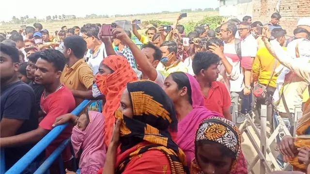 बीरभूम में जुटी भीड़