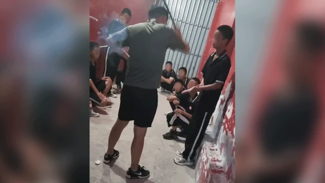 Đoạn phim mà BBC thu được, được quay tại một trong các trường của Li Zheng, cho thấy một giám thị đang đánh vào tay một học viên