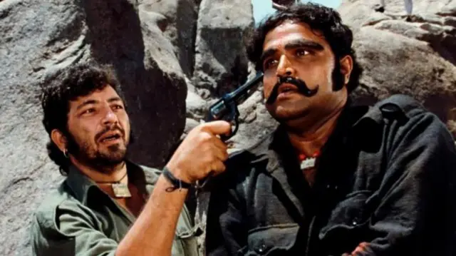 फ़िल्म शोले एक दृश्य में डाकू गब्बर सिंह का किरदार निभाते अमजद ख़ान