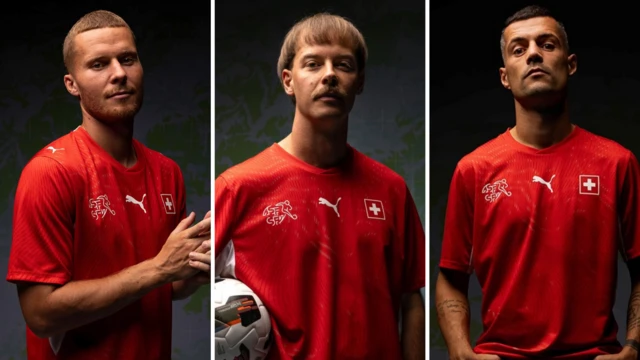 Nico Elvedi (kiri), Adrian Vogt (tengah) dan Granit Xhaka (kanan) mengenakan kostum kandang timnas Swiss pada 2026.