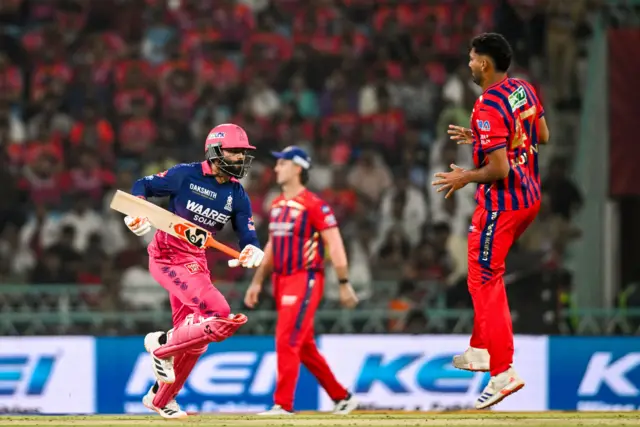 தன் இன்னிங்ஸின் முதல் 23 பந்துகளில் ஜடேஜா ஒரு பவுண்டரி கூட அடிக்கவில்லை