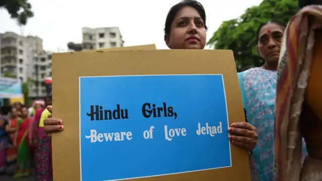 হিন্দু মেয়েদের লাভ জিহাদের বিরুদ্ধে সতর্ক করার চেষ্টা