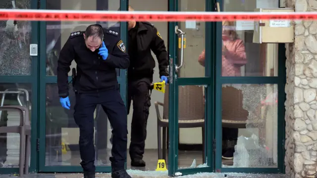 عناصر في الشرطة الإسرائيلية في موقع حادث طعن في مدينة هرتسليا في وسط إسرائيل