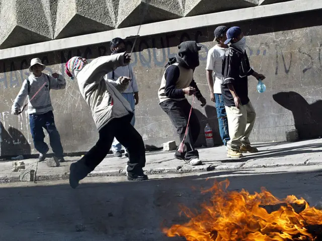 Hombres enmascarados