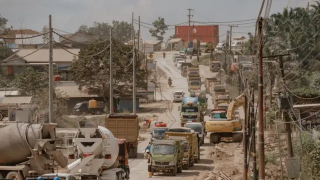 Lintasan pengangkutan material konstruksi di dekat ibu kota baru di Nusantara, provinsi Kalimantan Timur, pada Jumat, 26 Juli 2024.