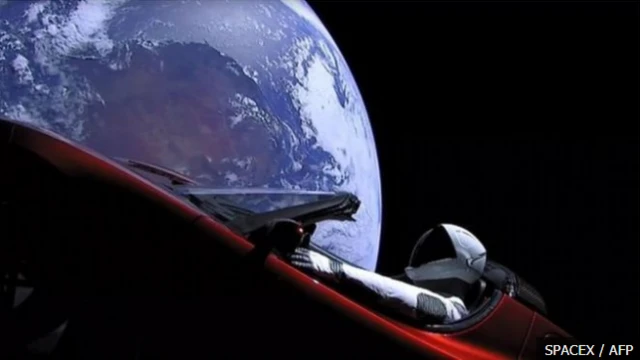 รถยนต์เทสลาที่อีลอน มัสก์ปล่อยขึ้นสู่ห้วงอวกาศ