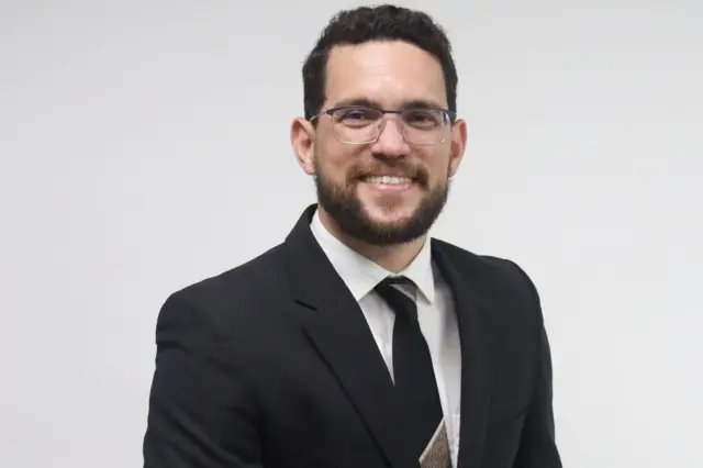 Rafael Leite, homem branco usa óculos e usa terno e gravata