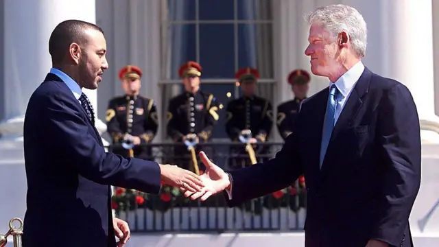 Bill Clinton saluda al rey de Marruecos en el exterior de la Casa Blanca en el año 2000.