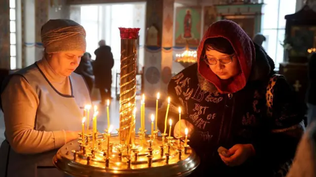 Две жене пале свеће 