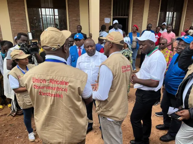 Bamwe mu barorerezi barungitswe n'Ubumwe bwa Africa bariko bavugana na perezida Evariste Ndayishimiye