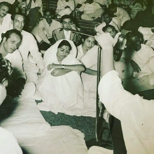 پرتھوی راج کپور کے ہاں لتا منگیشکر استاد سلامت علی خاں اور نزاکت علی خاں کو سن رہی ہیں