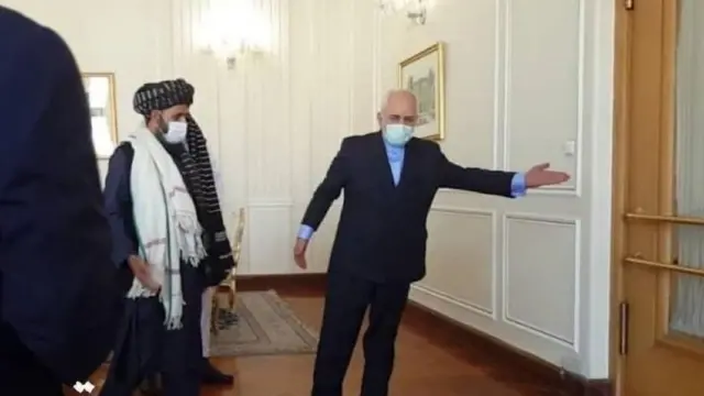 دیدار محمدجواد ظریف وزیر خارجه وقت ایران با با ملا عبدالغنی برادر از رهبران ارشد طالبان در تهران