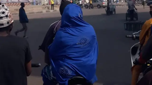 Suma masu babura masu ƙafa biyu wato ƴan acaɓa kasuwarsu ce ta buɗe duk da haramta goyo a babura da gwamnatin Kano ta yi shekaru da dama da suka gabata