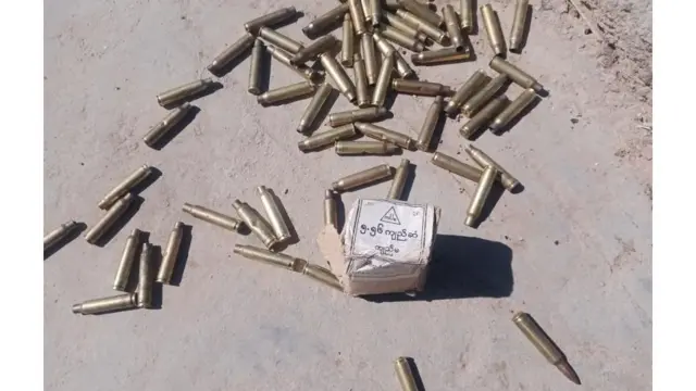 အလောင်းတွေ ပစ်ထားတဲ့ အိမ်သာကျင်းနံဘေးမှာ တွေ့ရတဲ့ ကျည်ဆန်တွေ