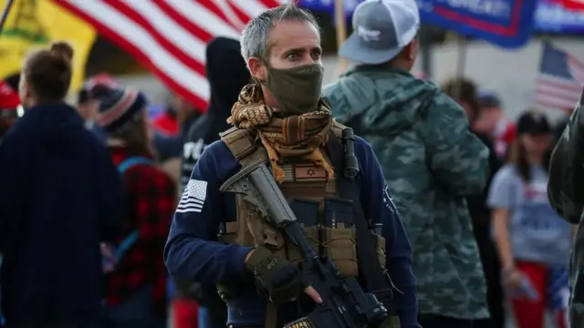 নির্বাচনে কারচুপির অভিযোগ তুলে বন্দুক হাতে ট্রাম্পের একজন সমর্থক।