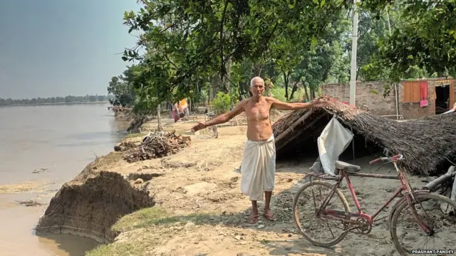 राप्ती नदी के कटान से अपने घर की दूरी दिखाते सिद्धेश्वर तिवारी