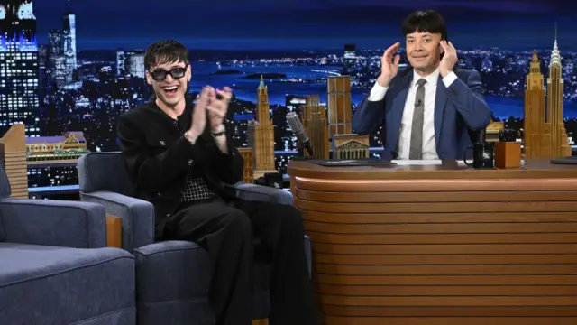 Peso Pluma en el show de Jimmy Fallon. 