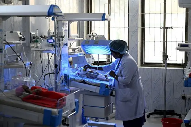 একটি শিশুকে চিকিৎসা দিচ্ছেন একজন ডাক্তার। পাশে আরেকটি বিশেষ বেডে আরেকটি শিশু।