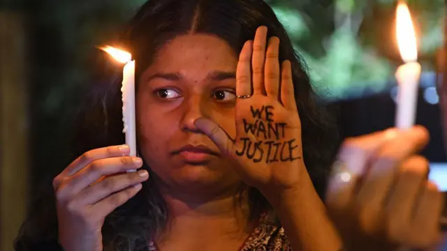 রাতের রাস্তা দখল করতে গত বুধ-বৃহস্পতিবার পথে নেমেছিলেন লক্ষ লক্ষ মানুষ