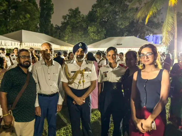 एयर चीफ़ मार्शल एपी सिंह के साथ कशिश और उनका परिवार