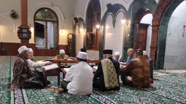 Kegiatan tarawih yang dilakukan di Masjid Agung Jami di Malang pada Selasa (12/03).