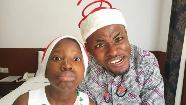 Nwata nwanyị ahụ na nwanne ya nwoke bụ Mark Angel