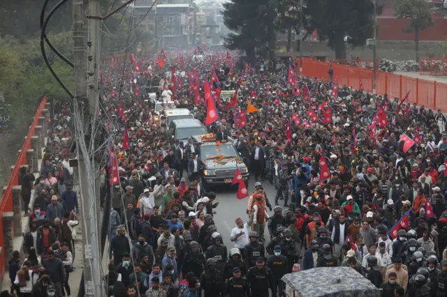 काठमाण्डूमा पूर्वराजालाई स्वागत गर्न भेला भएका समर्थकहरू