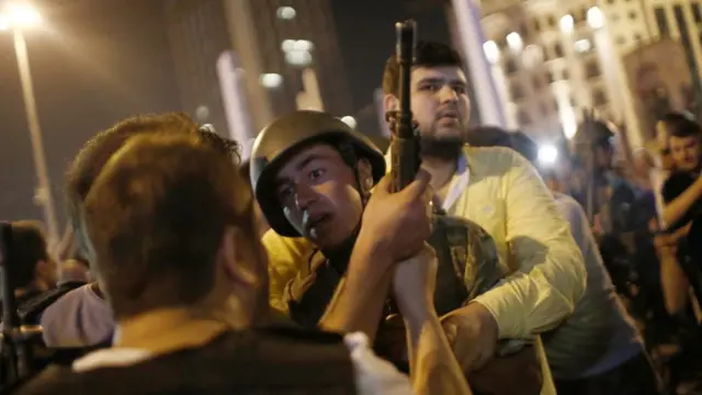 ...kimi zaman silahlarını elinden almaya çalıştılar.