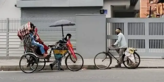 साइकलमा कवाडी सामान सङ्कलन गर्ने व्यक्ति