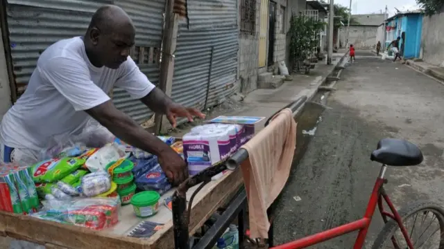 Las medidas de Ecuador apuntan a ayudar a familias de escasos recursos y pequeños negocios.