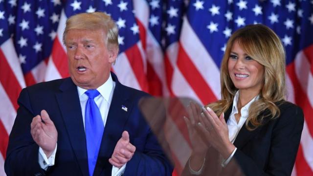 Donald y Melania Trump aplaudiendo